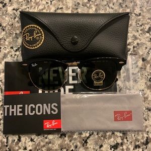 Ray-Ban Clubmaster rb3016 51/21 black and gold G15